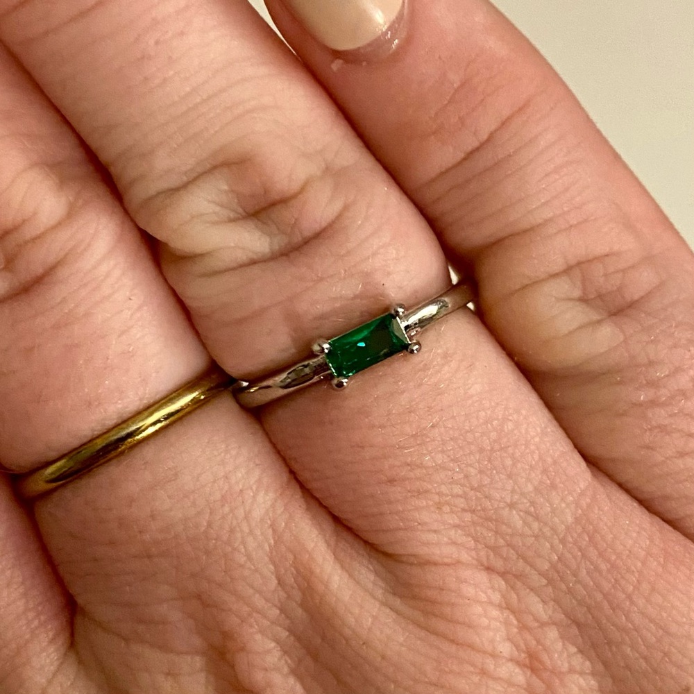 Silver Horizontal Emerald Ring - Picture 3 of 3
